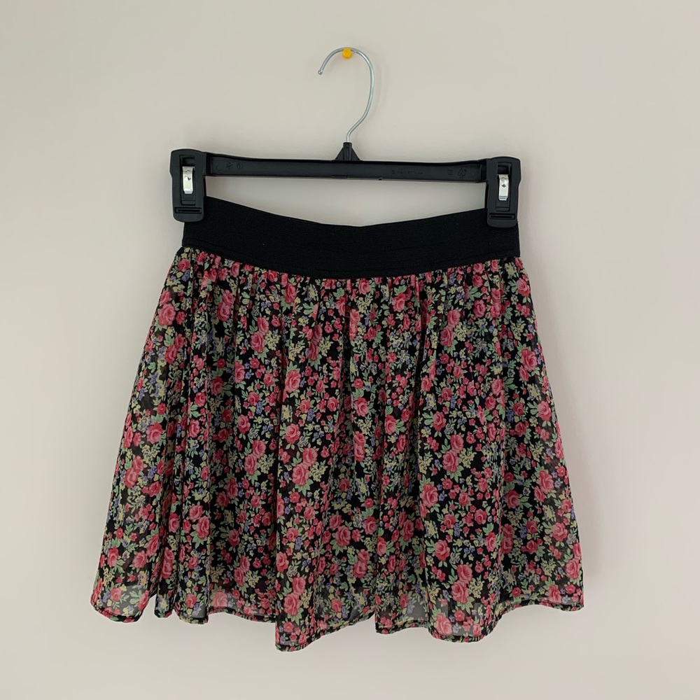 Mesh flowery mini skirt
